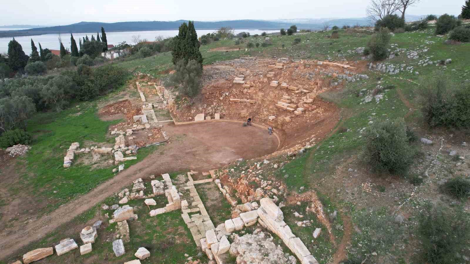 NİLÜFER’İN 2 BİN YILLIK TARİHİNİ BARINDIRAN GÖLYAZI’DAKİ ANTİK TİYATRO KAZILARI TAMAMLANMA...