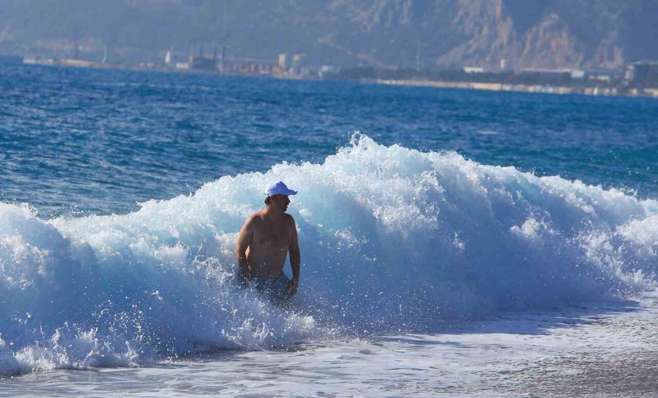 NTALYA’DA DÜN ETKİSİNİ GÖSTEREN ŞİDDETLİ YAĞIŞ YERİNİ GÜNEŞLİ BİR HAVAYA BIRAKTI. SICAK HAVAYI...