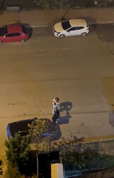 ÖFKELİ KADIN, SEVGİLİSİ OLDUĞU ÖNE SÜRÜLEN ERKEĞE VE YANINDAKİ KADINA KÜFÜRLER EDEREK...