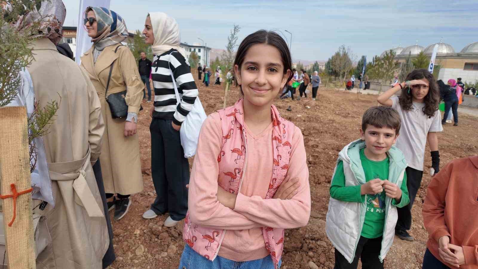 ÖĞRENCİ BERRA HANSU İSE, BURADA FİDAN DİKMENİN GAYET KEYİFLİ BİR İŞ OLDUĞUNU AKTARARAK,"BİRKAÇ YIL...