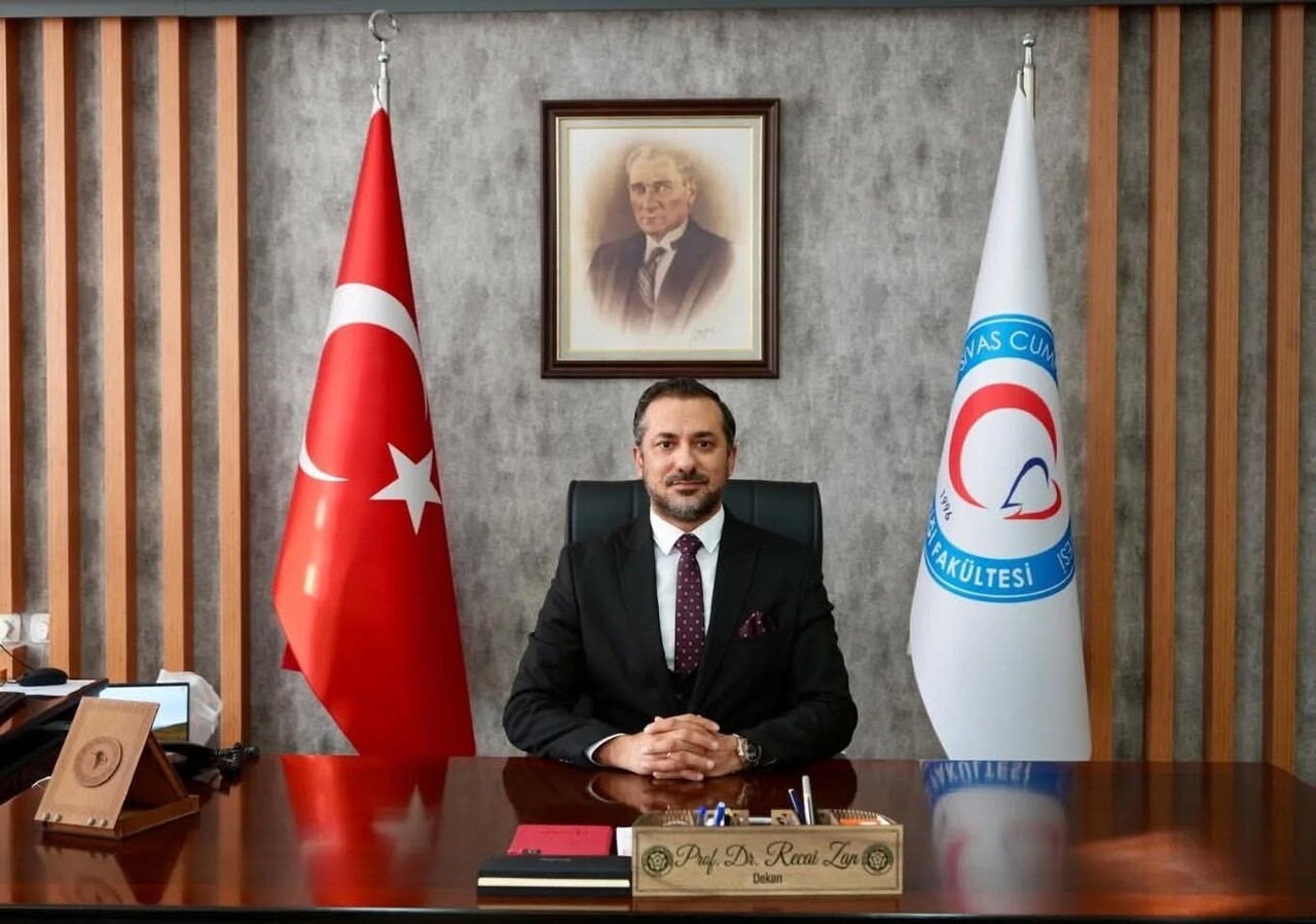 ÖĞRENCİLERİN BAŞARILARININ DAHA DA İLERİYE TAŞINACAĞINI BELİRTEN DİŞ HEKİMLİĞİ FAKÜLTESİ DEKANI...