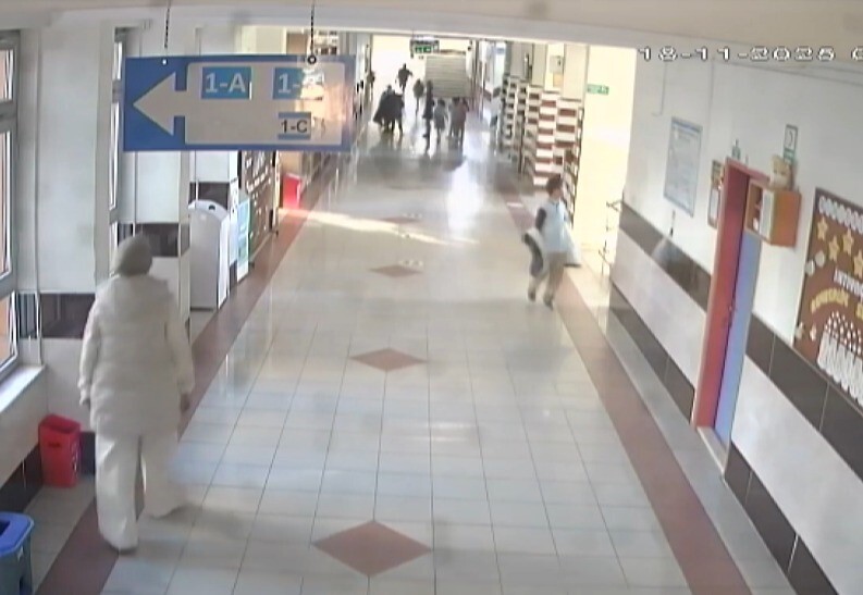 ÖĞRENCİNİN, OKUL MÜDÜRÜ TARAFINDAN YAPILAN HEİMLİCH MANEVRASIYLA KURTARILMASI GÜVENLİK KAMERASI...