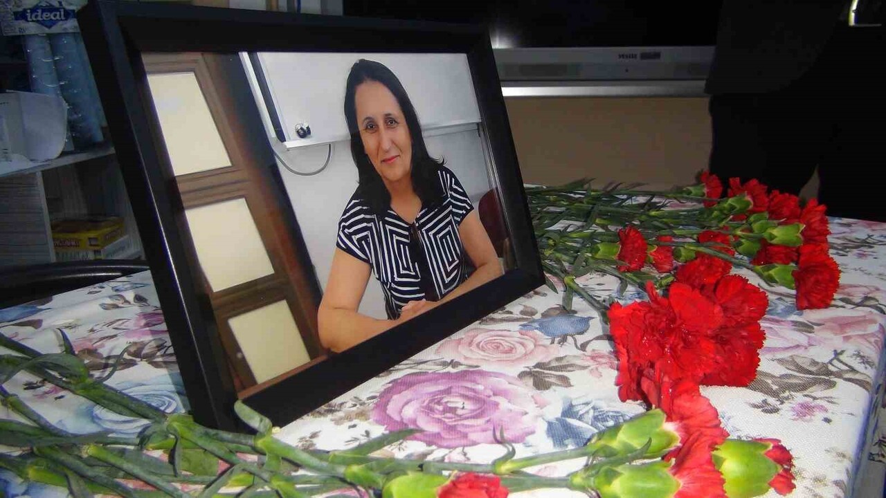 ÖĞRETMENLER GÜNÜ KUTLAMASINA GİDERKEN KAZA SONUCU ÖLEN ÖĞRETMEN OKULUNDA ANILDI