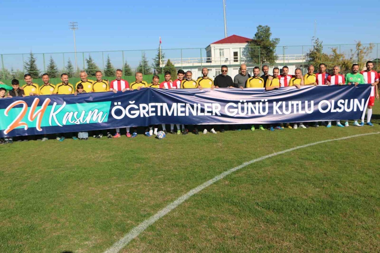 ÖĞRETMENLER İLE GENÇLİK VE SPOR İL MÜDÜRLÜĞÜ PERSONELİ, DOSTLUK MAÇIYLA ÖZEL GÜNÜ SAHADA...