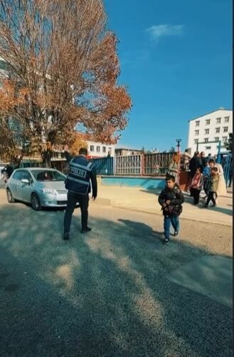 OKUL ÇEVRESİNDEKİ DENETİMLER DEVAM EDİYOR. (OLGUN YILDIZ/ARDAHAN-İHA)