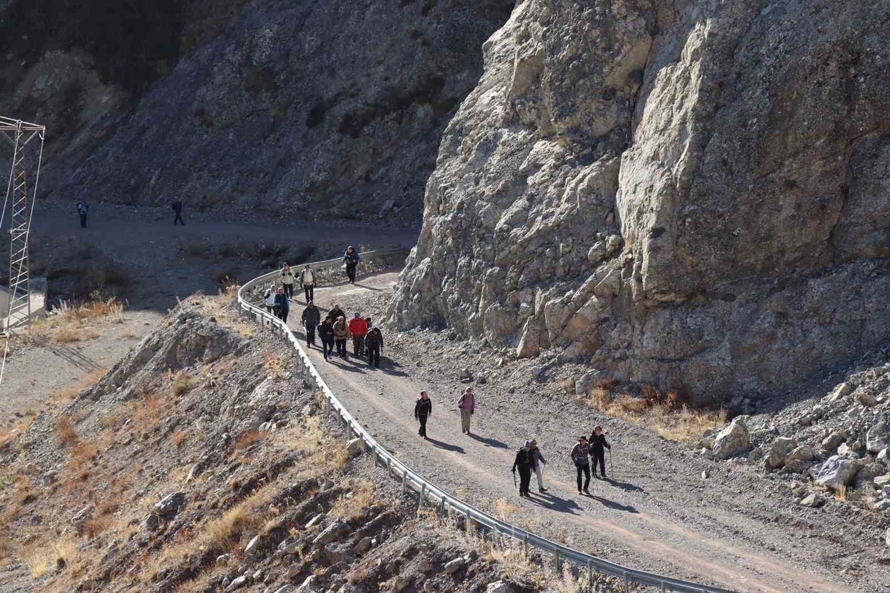 OLTULU DOĞASEVERLER GRUBU İLE ERZURUM YÜRÜYÜŞ EKİBİ, 24 KASIM ÖĞRETMENLER GÜNÜ’NÜ ANLAMLI BİR...