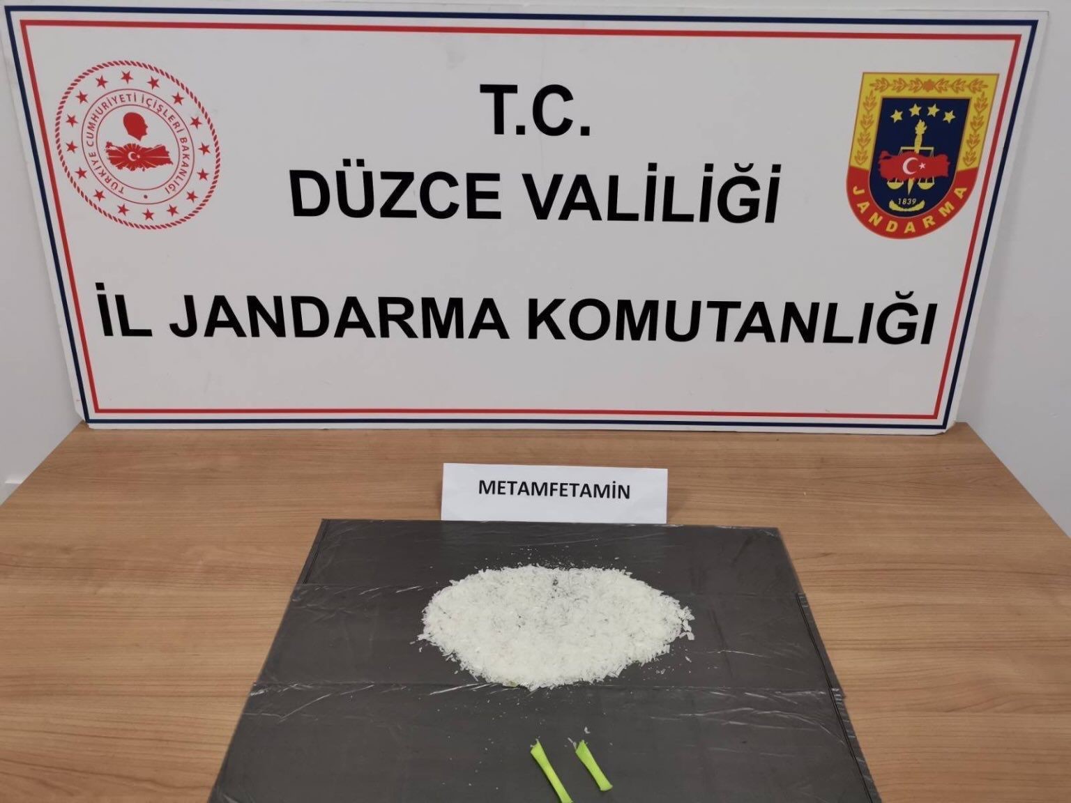 OPERASYONDA UYUŞTURUCU MADDE VE ÇOK SAYIDA SİLAH ELE GEÇİRİLDİ.