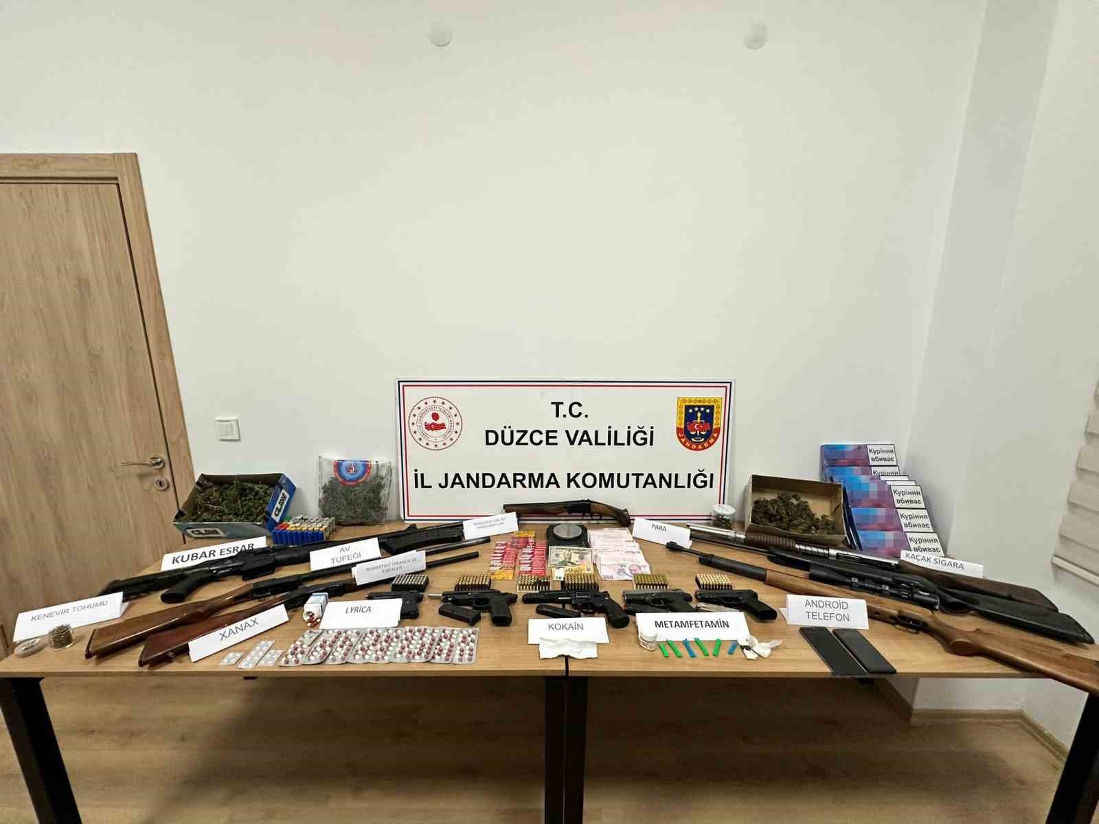 OPERASYONDA UYUŞTURUCU MADDE VE ÇOK SAYIDA SİLAH ELE GEÇİRİLDİ.