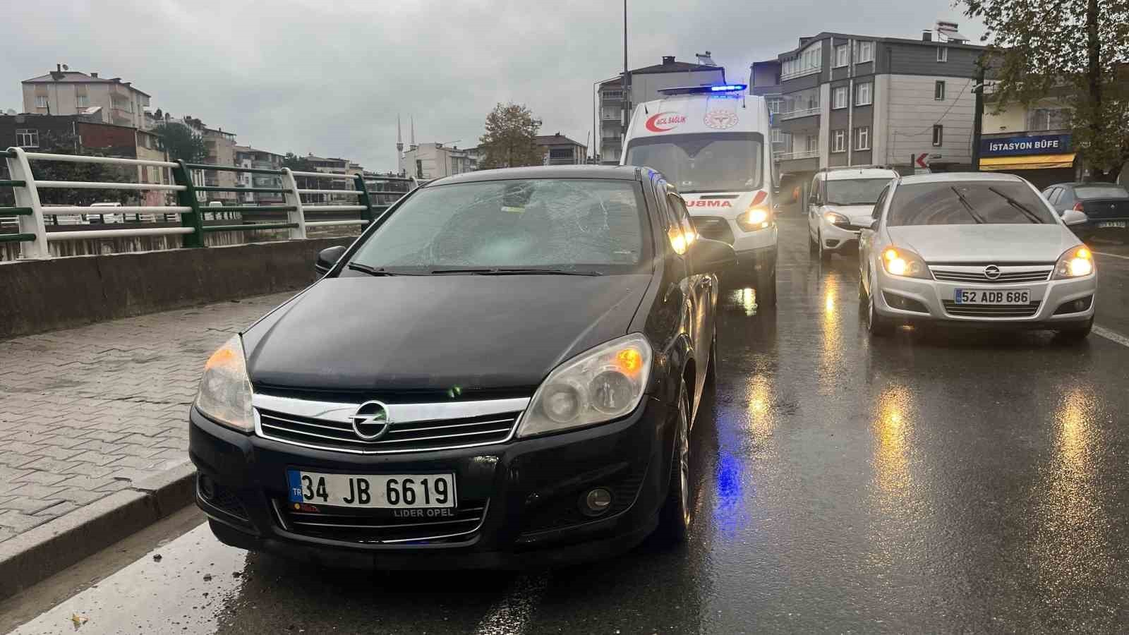 ORDU'NUN ÜNYE İLÇESİNDE, YOLUN KARŞISINA GEÇMEK İSTEYEN YAYAYA OTOMOBİL ÇARPTI. KAZADA YARALANAN...