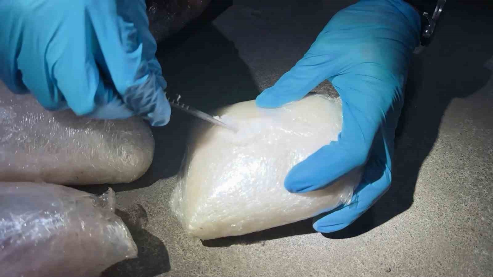 ORDU’DA EMNİYET EKİPLERİNİN, DOĞU İLLERİNDEN BATIYA UYUŞTURUCU SEVKİYATI YAPAN BİR ARACA...