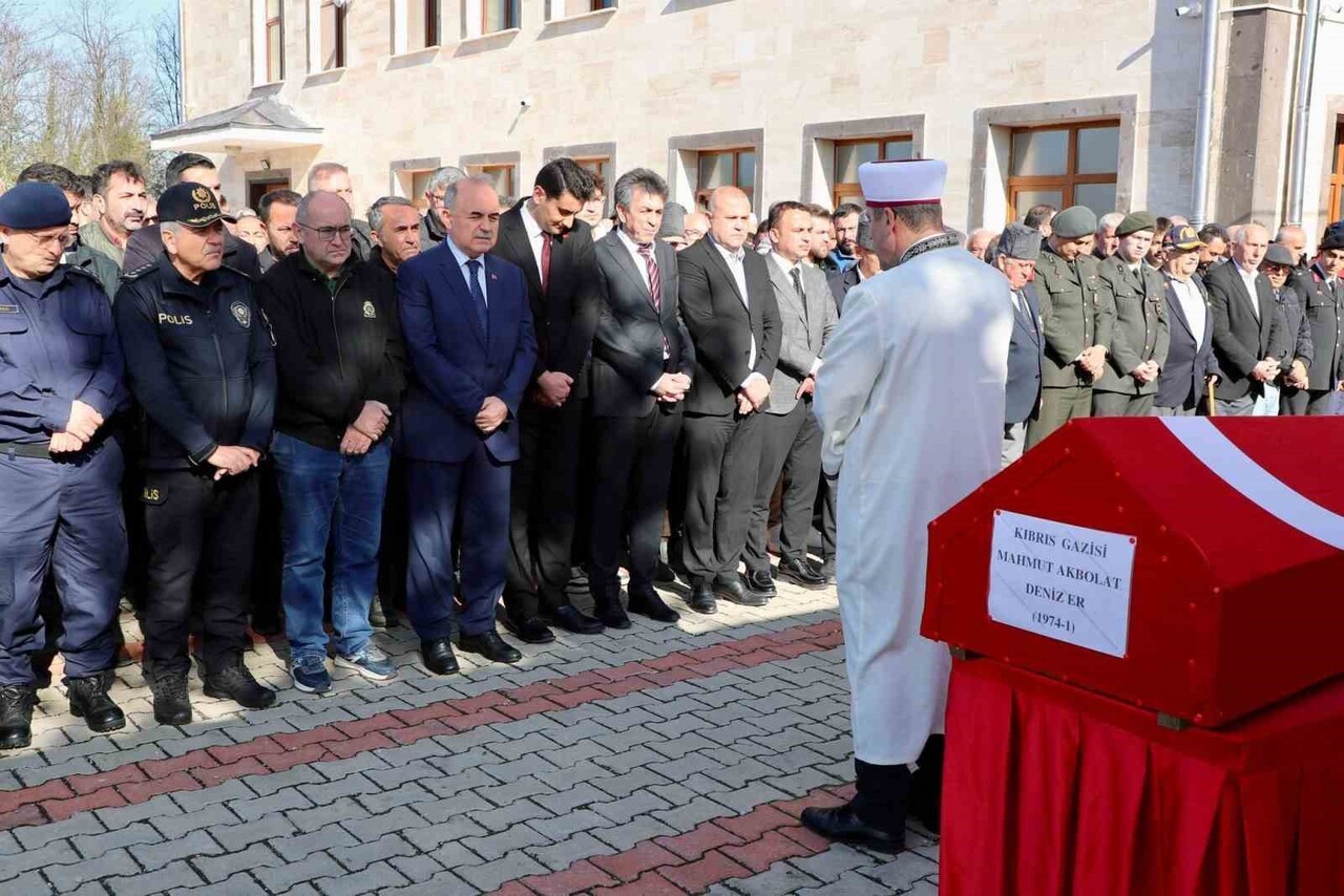 ORDU’DA, RAHATSIZLIĞI NEDENİYLE HAYATINI KAYBEDEN KIBRIS GAZİSİ MAHMUT AKBOLAT, SON YOLCULUĞUNA...