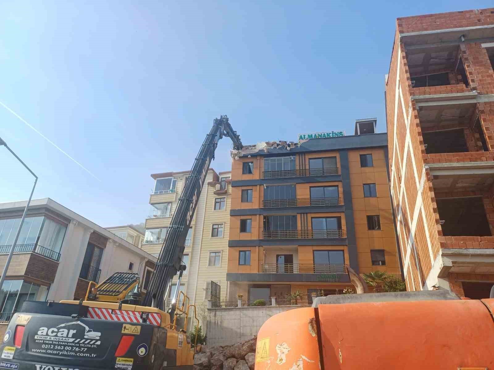 ORDU’DA, TEMEL KAZISI SONRASINDA ZEMİNİNDEKİ KAYMA NEDENİYLE ÇATLAKLAR OLUŞAN VE YANA EĞİLEN...