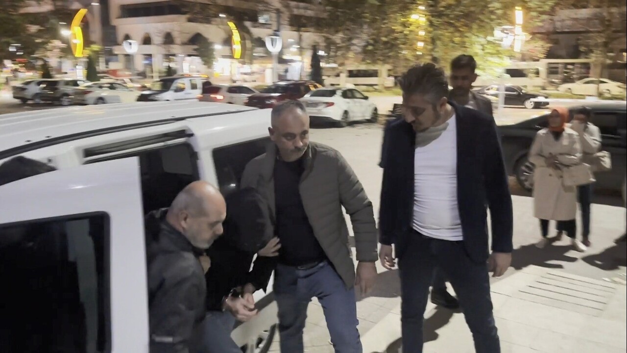 ORDU’NUN FATSA İLÇESİNDE SİLAHLA GİRDİĞİ KUYUMCUDAKİ ÇALIŞANI ETKİSİZ HALE GETİRİP, YAKLAŞIK 170...