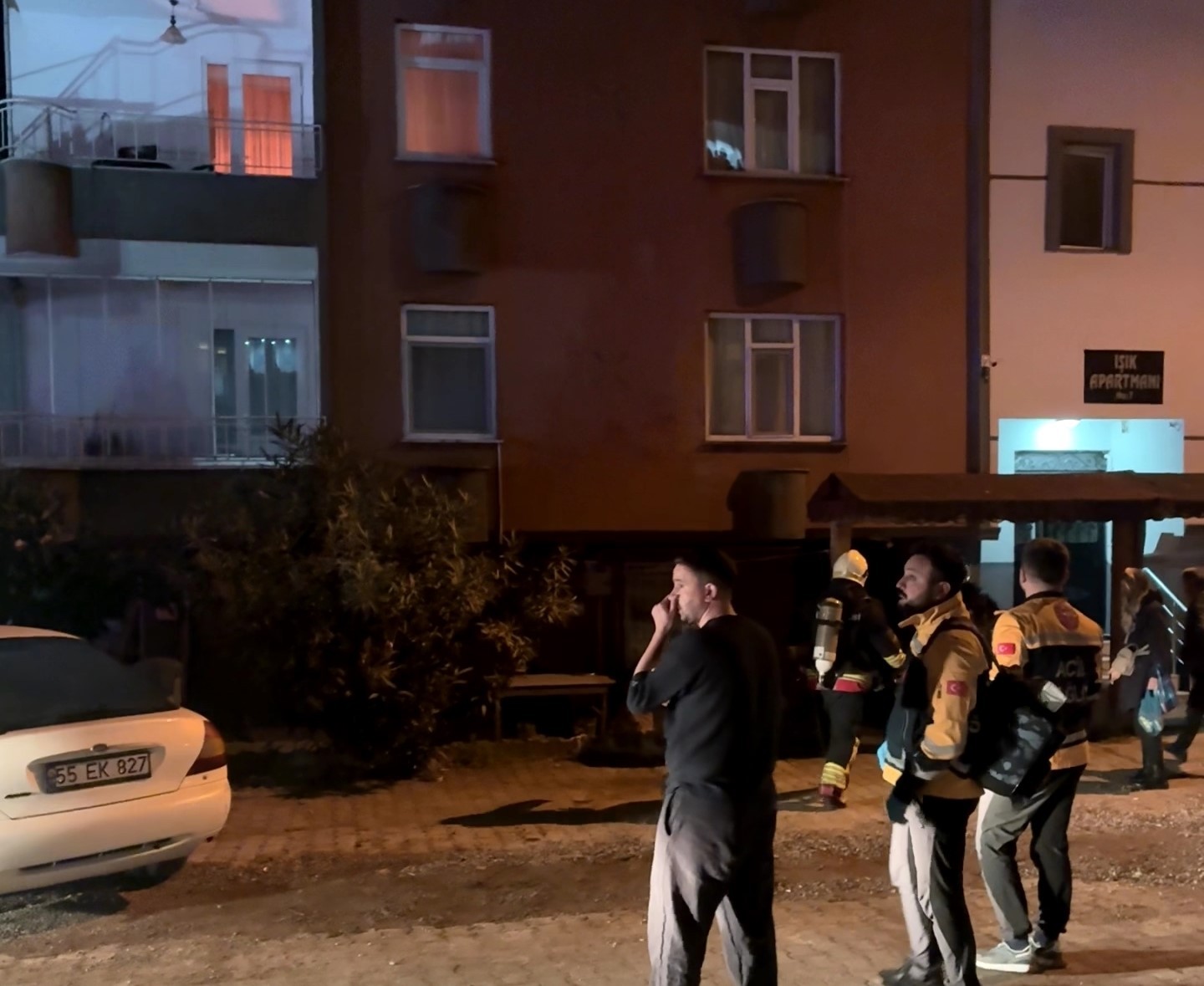 ORDU’NUN ÜNYE İLÇESİNDE BİR DAİREDE ÇIKAN YANGINDA KÜÇÜK KIZ İTFAİYE EKİPLERİ TARAFINDAN...