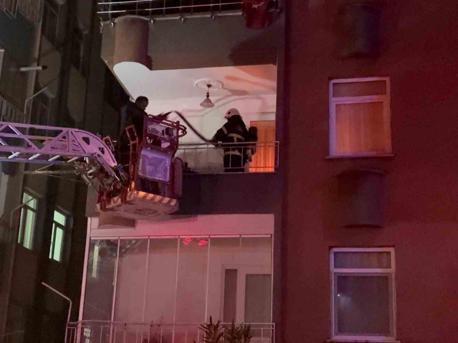 ORDU’NUN ÜNYE İLÇESİNDE BİR DAİREDE ÇIKAN YANGINDA KÜÇÜK KIZ İTFAİYE EKİPLERİ TARAFINDAN...