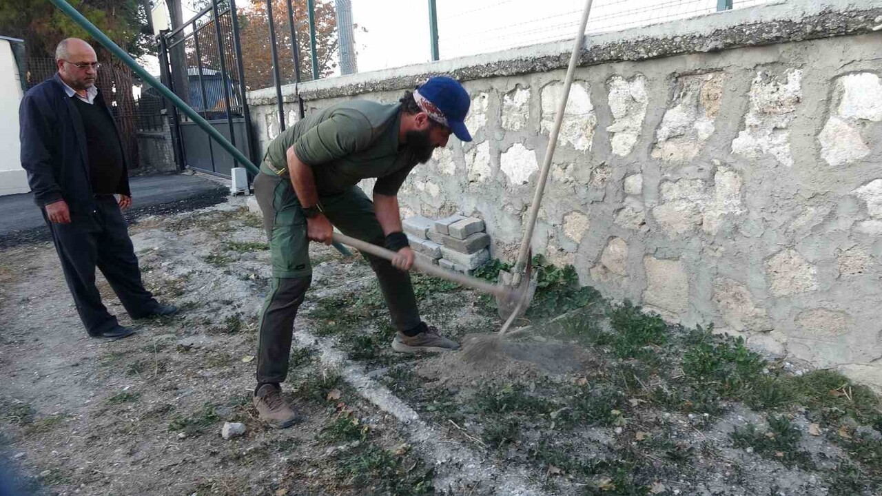 ORMAN YANGINLARA DİKKAT ÇEKMEK AMACIYLA 4 YIL ÖNCE YOLA ÇIKAN ÖMER ÖZER, "81 İL 81 FİDAN, ORMANLAR...