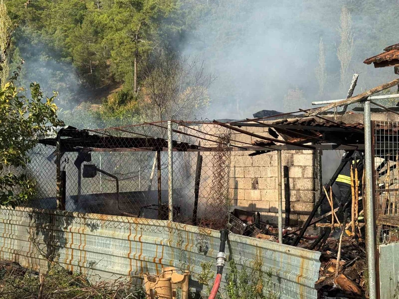 ORTACA’DA EV VE AHIR YANGINI