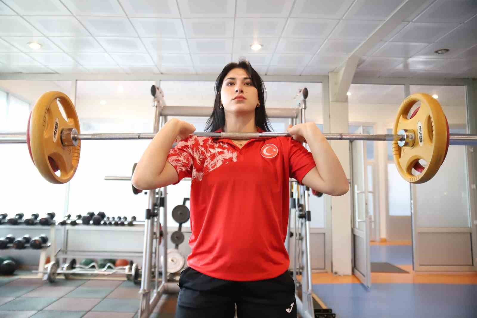 ORTAOKUL ÖĞRENCİSİ İKEN ANTRENÖRÜ SITKI DOĞAN'IN TAVSİYESİ VE ISRARI ÜZERİNE 13 YAŞINDA HALTER...