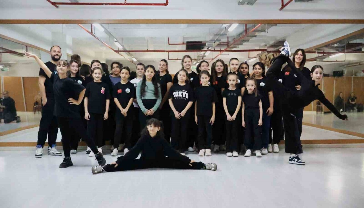 OSMANGAZİ BELEDİYESİ, DÜZENLEDİĞİ DANS KURSLARIYLA GENÇLERİ RİTMİN, SANATIN VE HAREKETİN BÜYÜLÜ...