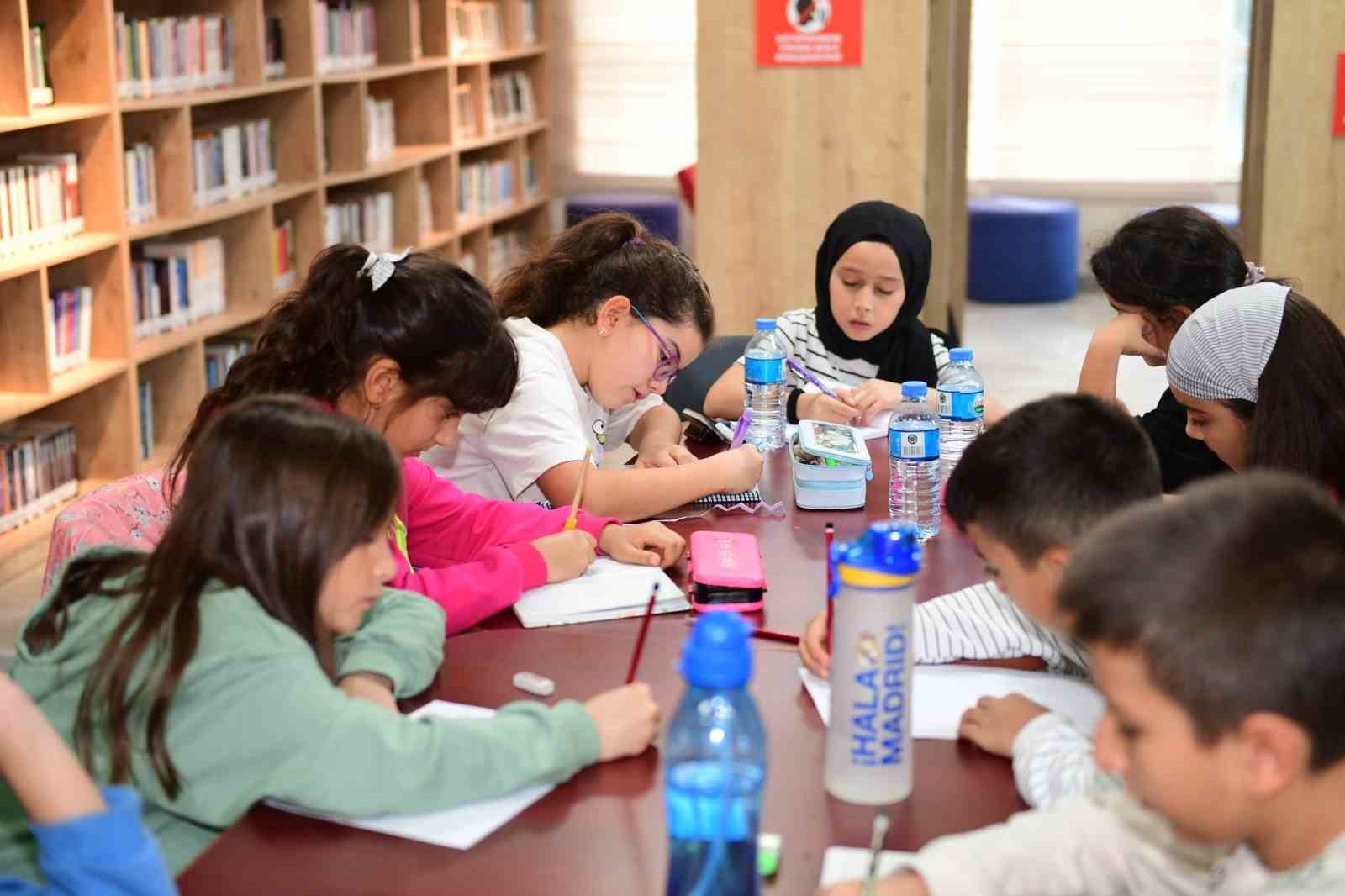 OSMANGAZİ BELEDİYESİ’NİN DÜZENLEDİĞİ KÜÇÜK YAZARLAR ATÖLYESİ’NDE ÇOCUKLAR, OYUNLAR EŞLİĞİNDE...