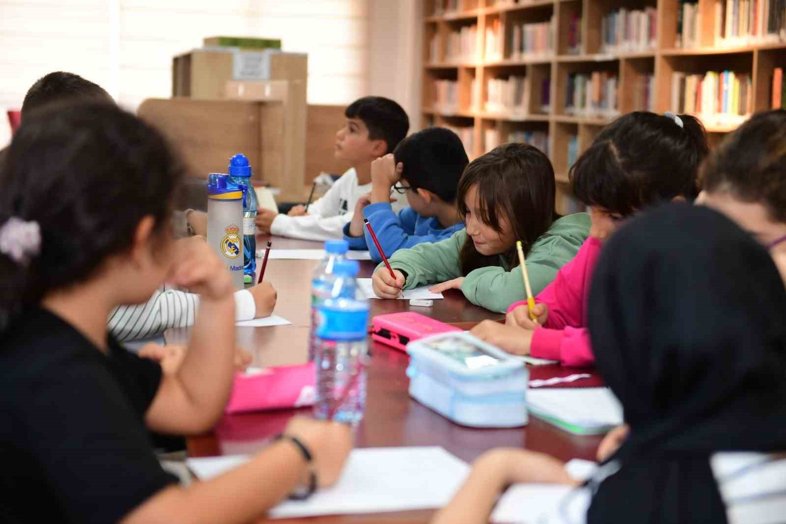 OSMANGAZİ BELEDİYESİ’NİN DÜZENLEDİĞİ KÜÇÜK YAZARLAR ATÖLYESİ’NDE ÇOCUKLAR, OYUNLAR EŞLİĞİNDE...