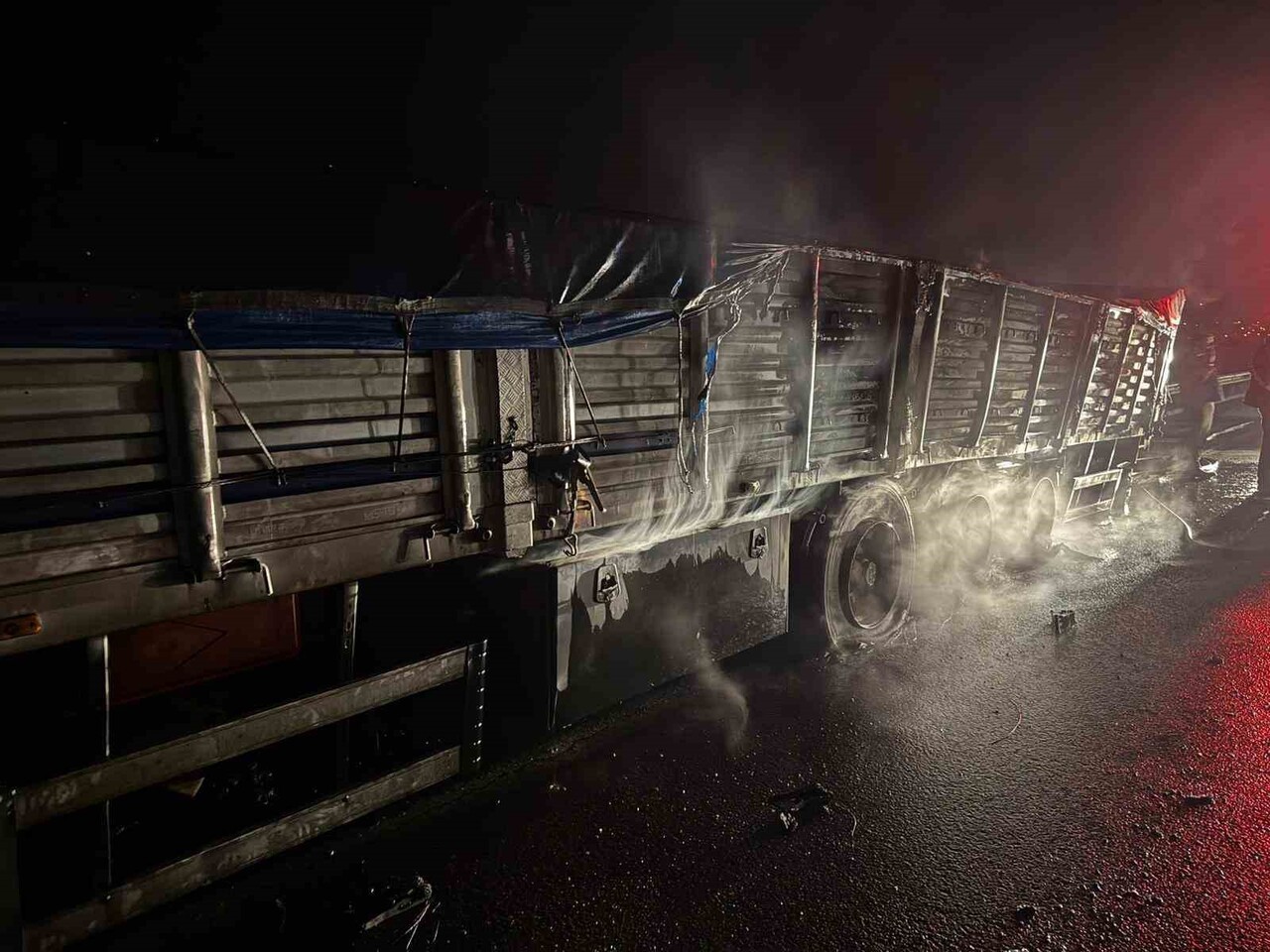 OSMANİYE'NİN DÜZİÇİ İLÇESİNDE MISIR YÜKLÜ TIRIN DORSESİNDE ÇIKAN YANGIN, İTFAİYE EKİPLERİNİN...