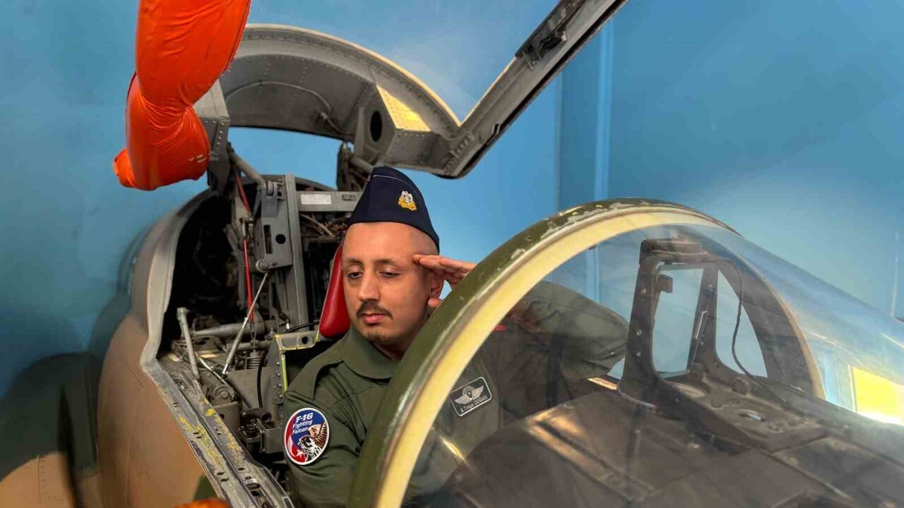 OTİZMLİ SERVER TOLGA DOĞAN'IN, PİLOT ÜNİFORMASIYLA UÇAK KOKPİTİNE OTURMA HAYALİNİ...