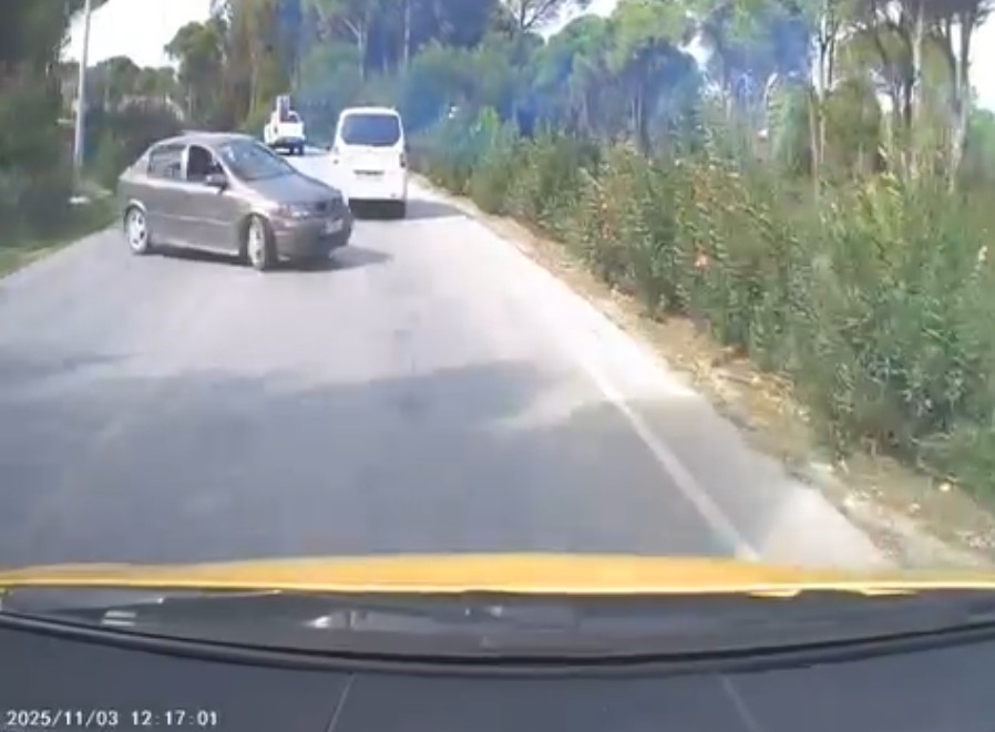 OTOMOBİLİN, TİCARİ TAKSİYE ÇARPMA ANI ARAÇ KAMERASINA YANSIDI