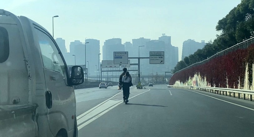 OTOYOLDA SCOOTER İLE TEHLİKELİ YOLCULUK YAPAN İKİ GENÇ, CEP TELEFONU KAMERASINA YANSIDI.