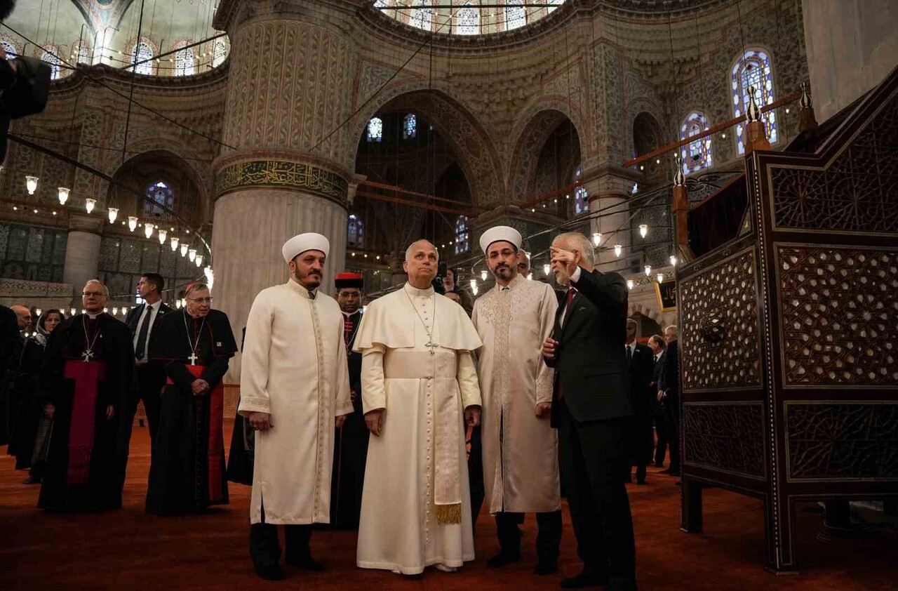 PAPA 14. LEO, SULTANAHMET CAMİİ'Nİ HAYRANLIKLA İNCELEDİ