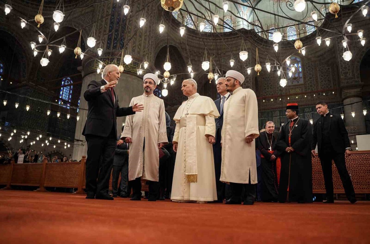 PAPA 14. LEO, SULTANAHMET CAMİİ'Nİ HAYRANLIKLA İNCELEDİ