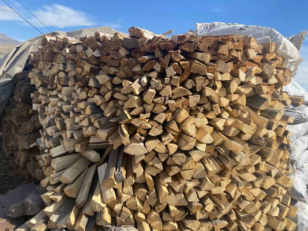 PATNOS’TA KIŞ YAKLAŞIRKEN ODUN İSTİFLEME ÇALIŞMALARI HIZ KAZANDI