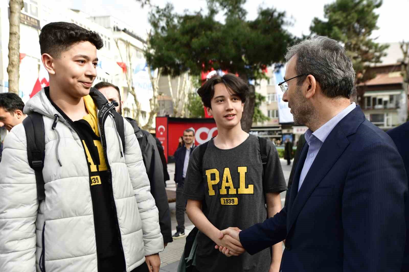 PENDİK BELEDİYESİ, ÜNİVERSİTEYİ İLK KEZ KAZANAN GENÇLERE 15 BİN LİRA DESTEK SAĞLADI. BAŞKAN AHMET...