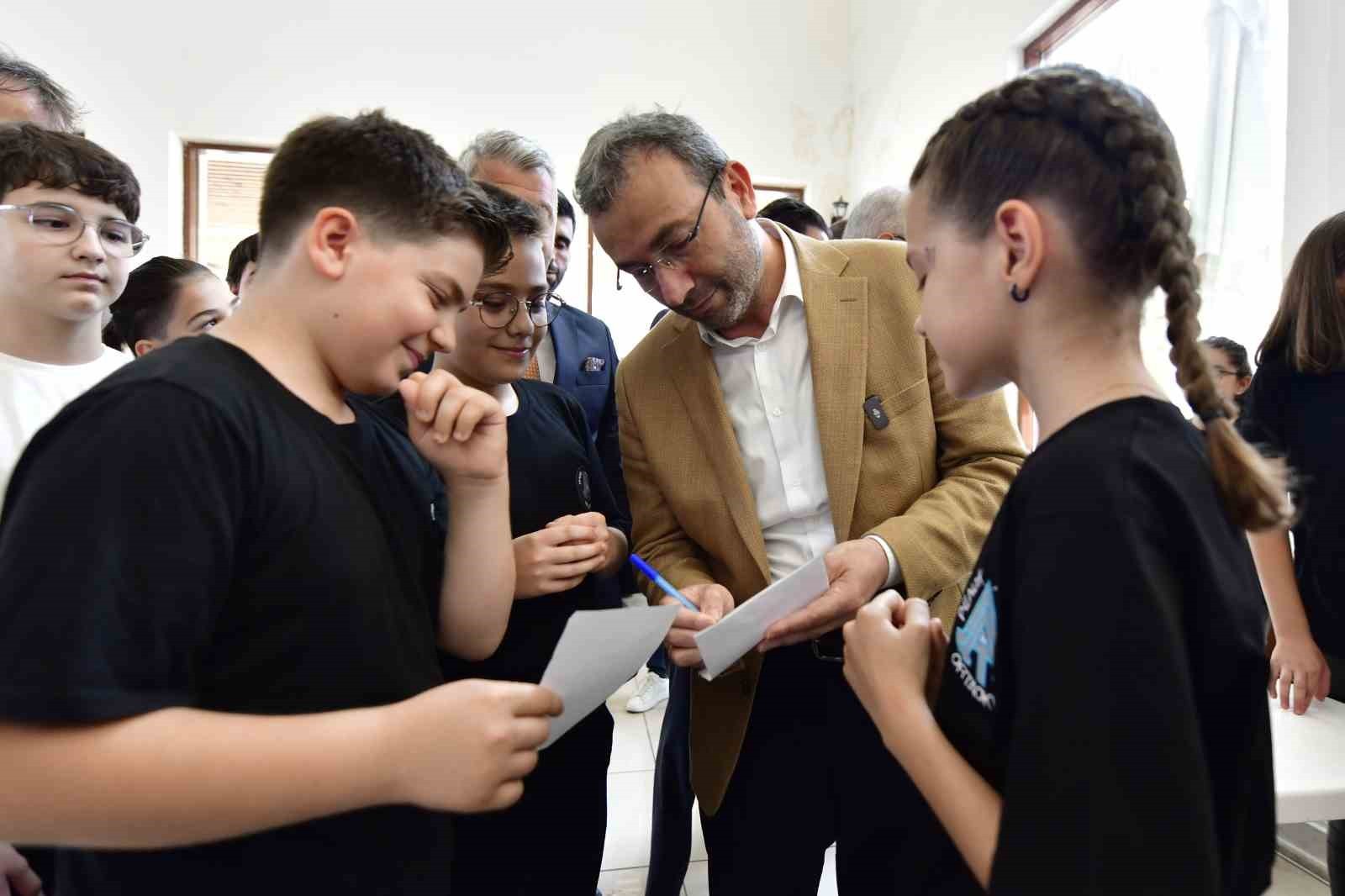 PENDİK BELEDİYESİ, ÜNİVERSİTEYİ İLK KEZ KAZANAN GENÇLERE 15 BİN LİRA DESTEK SAĞLADI. BAŞKAN AHMET...