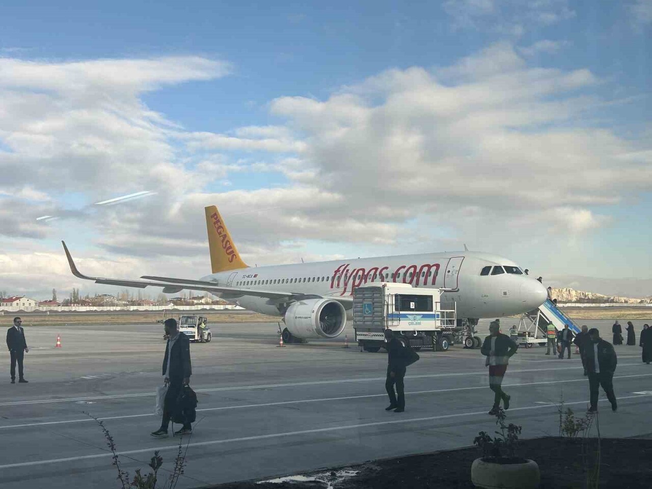 PİST MODERNİZASYONU PLANLANANDAN ERKEN TAMAMLANAN VAN FERİT MELEN HAVALİMANI, YAKLAŞIK ÜÇ AYLIK...