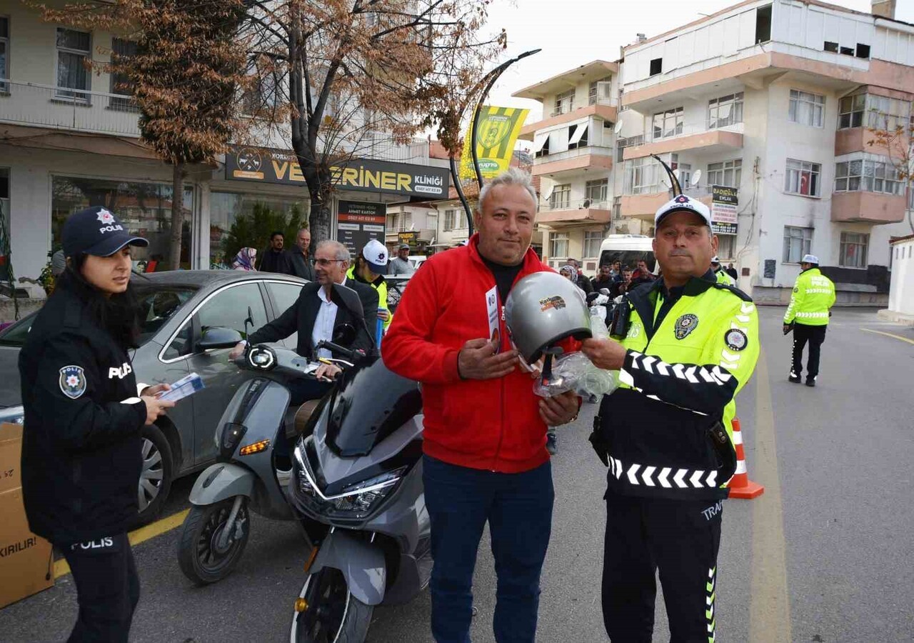 POLİS EKİPLERİ, MOTOSİKLET SÜRÜCÜLERİNE KASK DAĞITTI