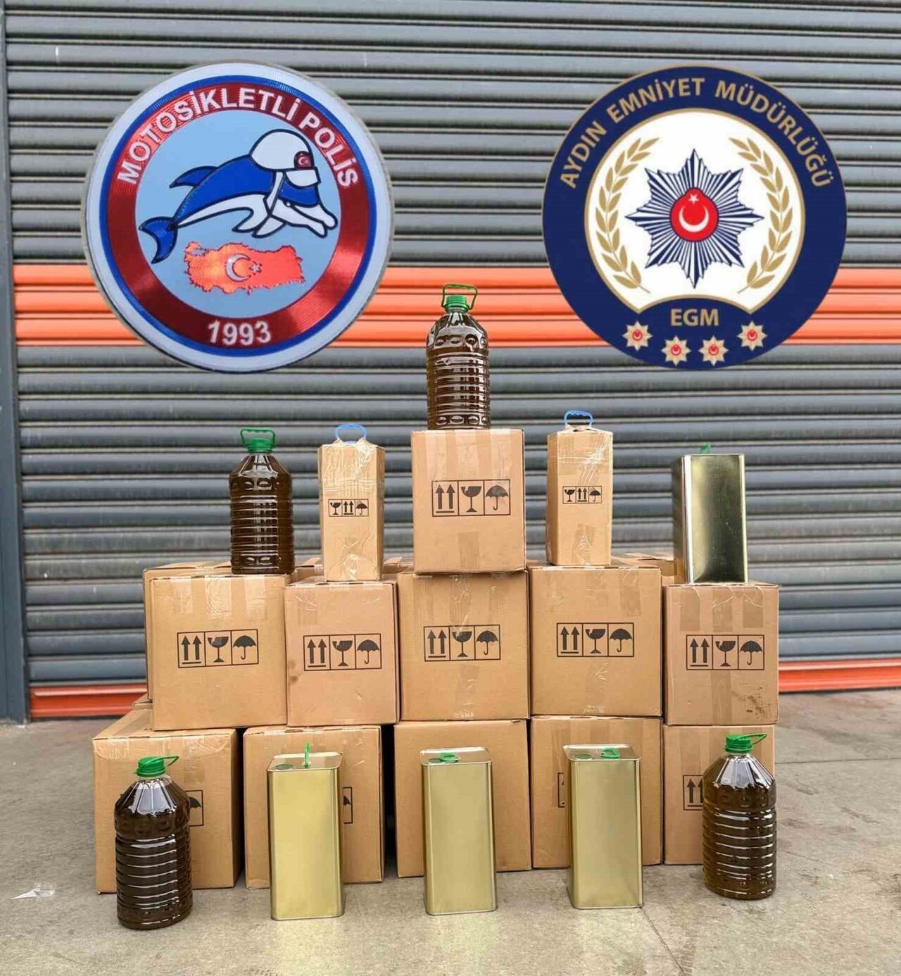 POLİS EKİPLERİ YAKALADI, SAHTE YAĞLARA EL KONULDU