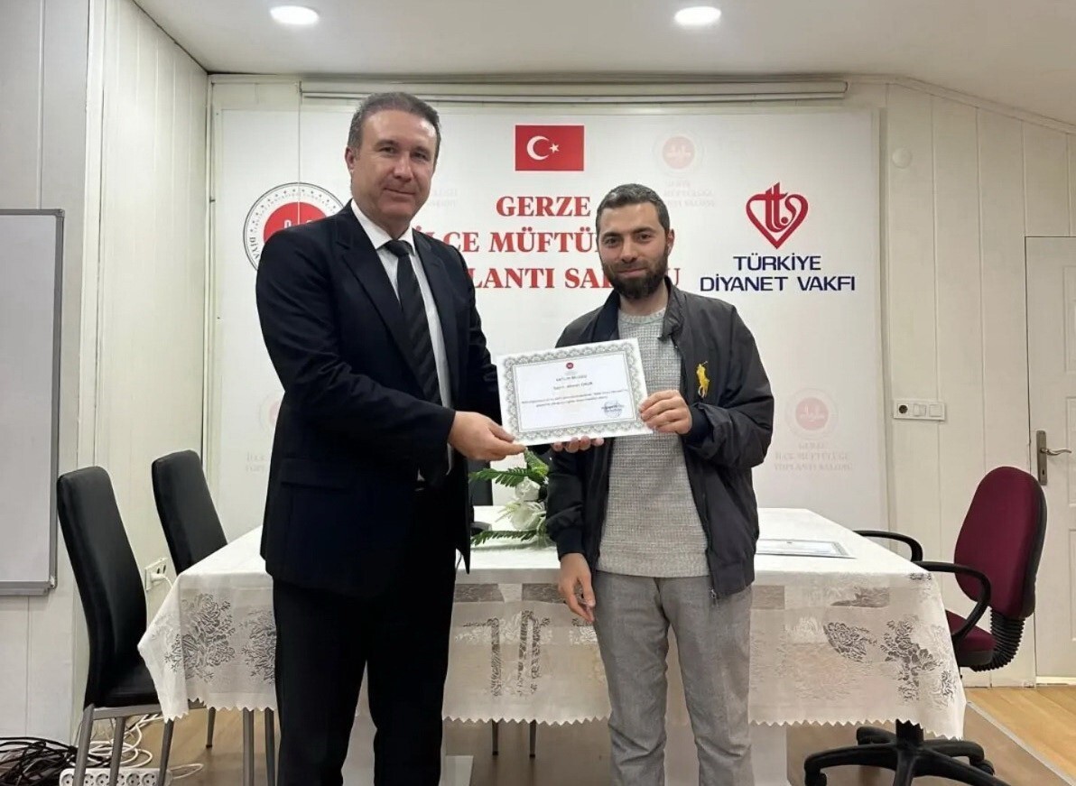 PROGRAM SONUNDA DİN GÖREVLİLERİNE KATILIM BELGELERİ TAKDİM EDİLDİ.