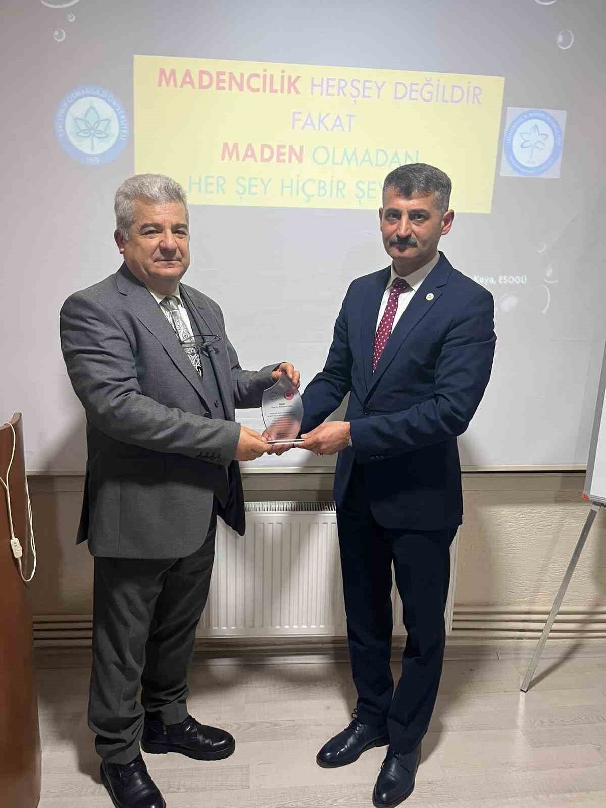 PROGRAM SONUNDA; PROF. DR. MUAMMER KAYA’YA PLAKET TAKDİM EDİLDİ.