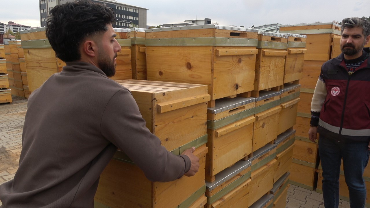 "BİNGÖL ORGANİK BAL YESİN" PROJESİYLE ÜRETİCİLERE 435 KOVAN DAĞITILDI