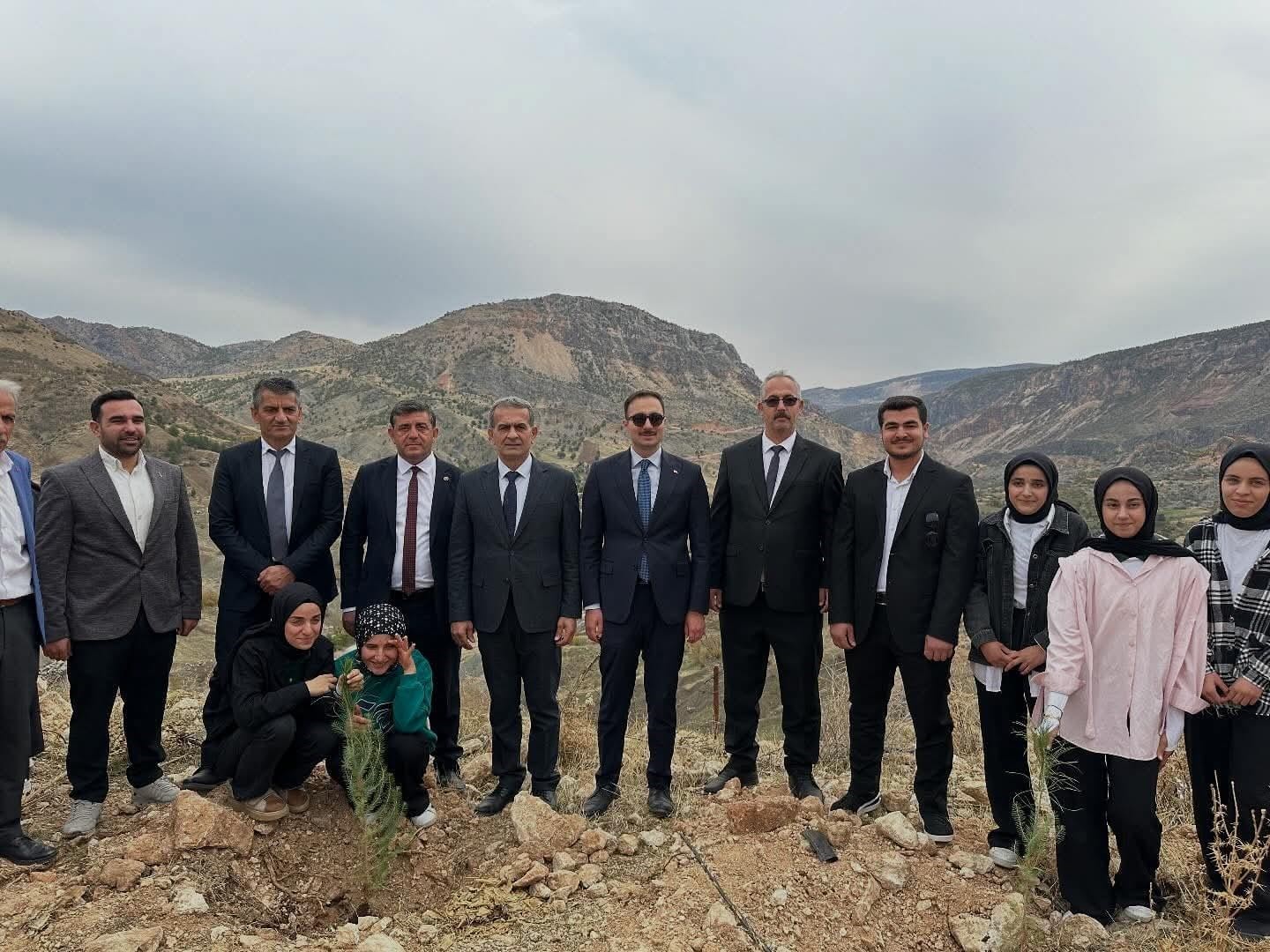 "YÜZ FİDAN PROJESİ" KAPSAMINDA ADIYAMAN’IN SİNCİK İLÇESİNE BAĞLI İNLİCE BELDESİ’NDE FİDAN DİKİM...