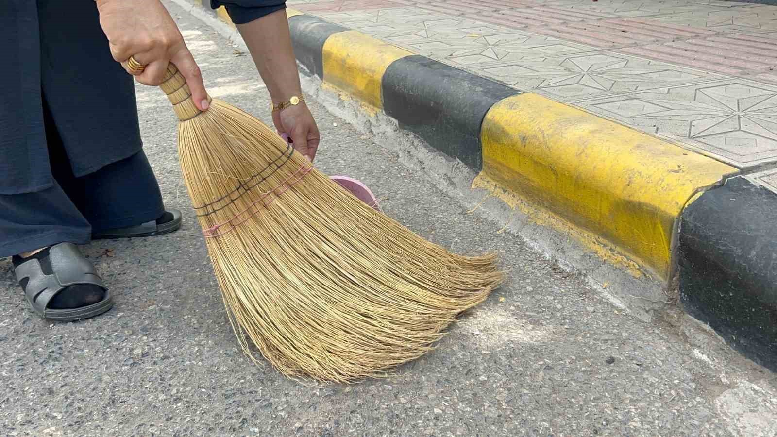RAHATSIZLANMASI NEDENİYLE TEMİZLİK YAPAMAZ HALE GELEN TURGUT'UN BU ALIŞKANLIĞINI İSE 10 YILDIR...