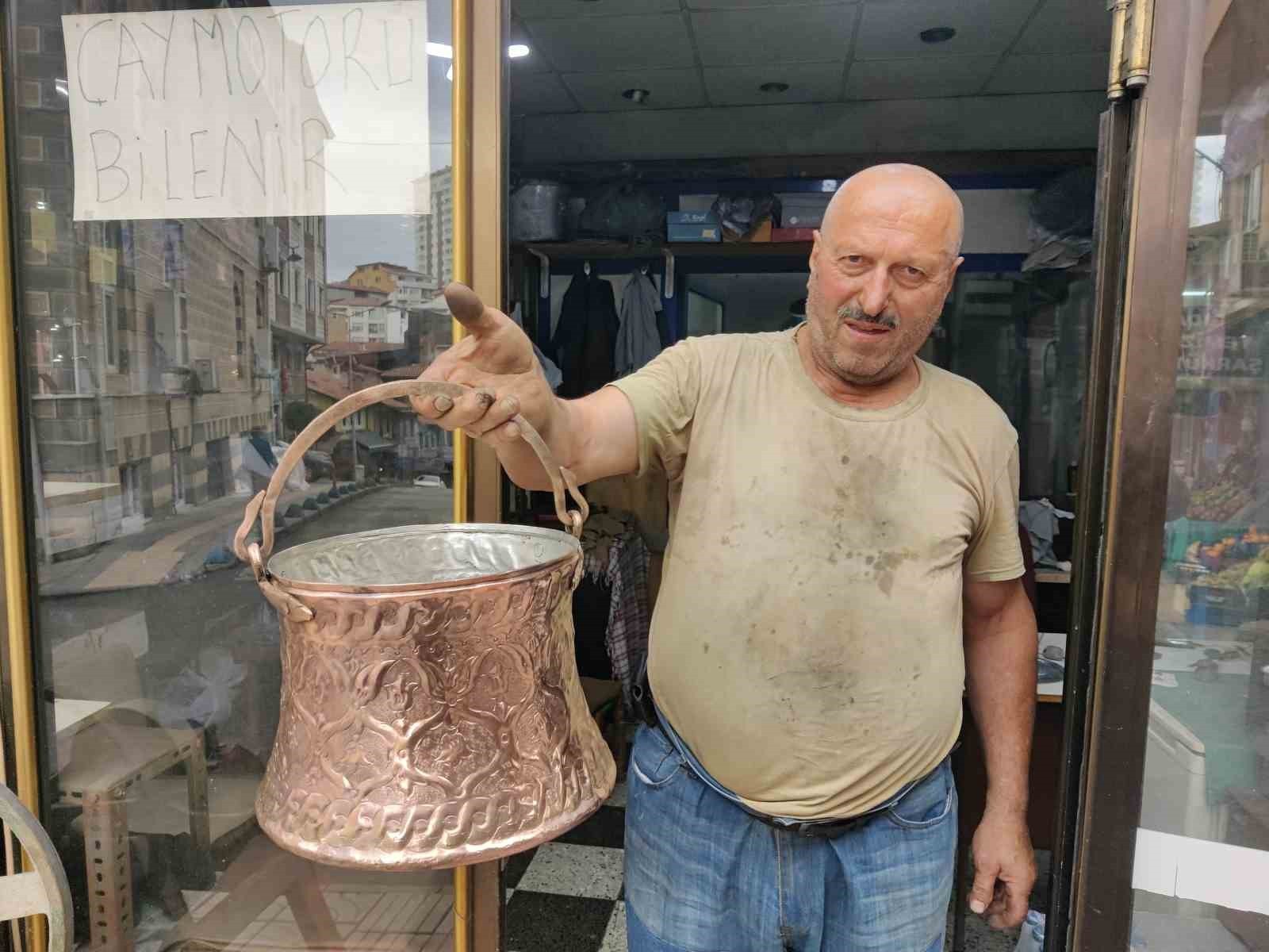 RİZE'DE 66 YAŞINDAKİ DURSUN ALİ NUROĞLU, KAYBOLMAYA YÜZ TUTAN BAKIR PARLATMA MESLEĞİNİ TEK BAŞINA...