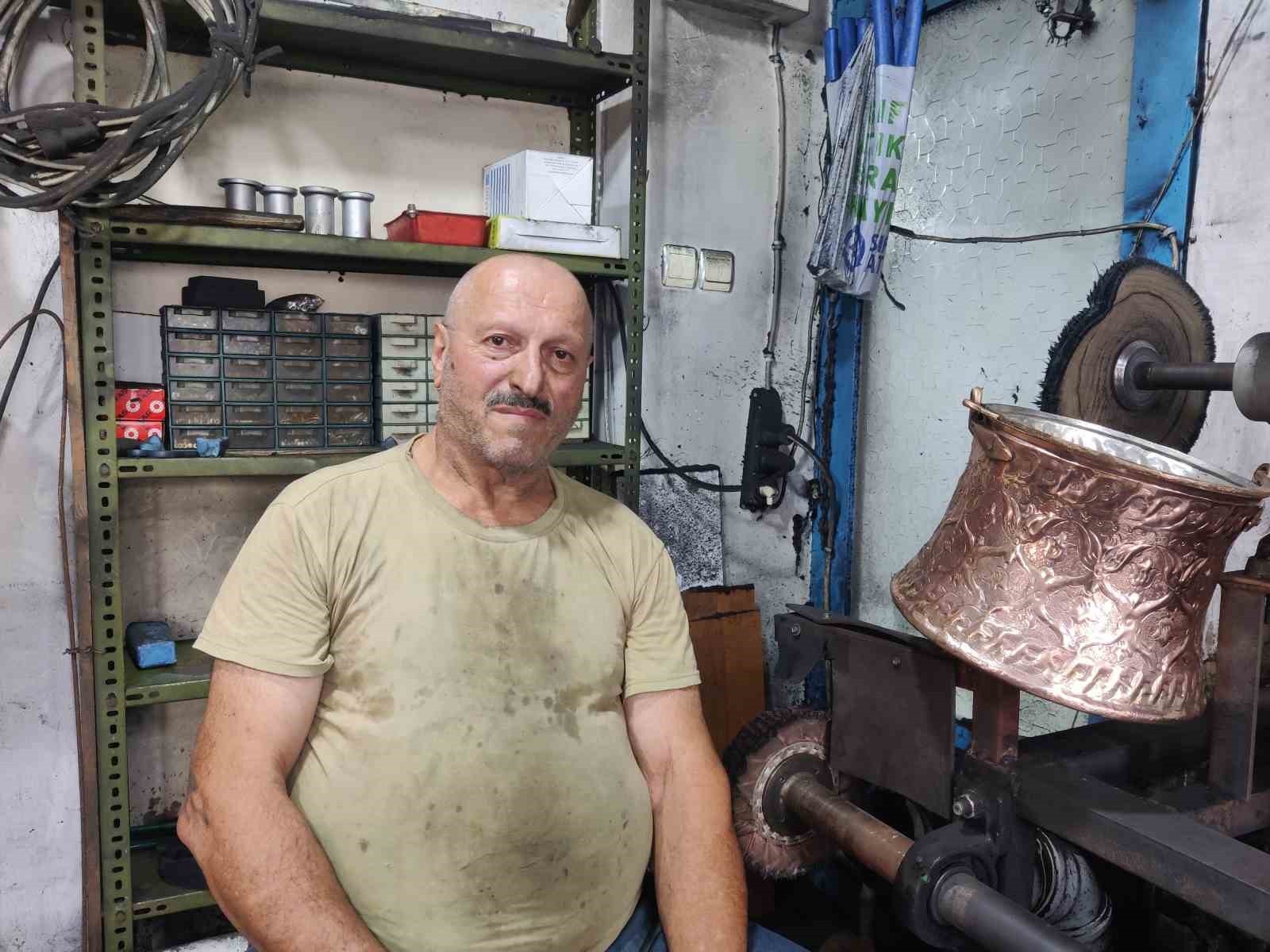 RİZE'DE 66 YAŞINDAKİ DURSUN ALİ NUROĞLU, KAYBOLMAYA YÜZ TUTAN BAKIR PARLATMA MESLEĞİNİ TEK BAŞINA...