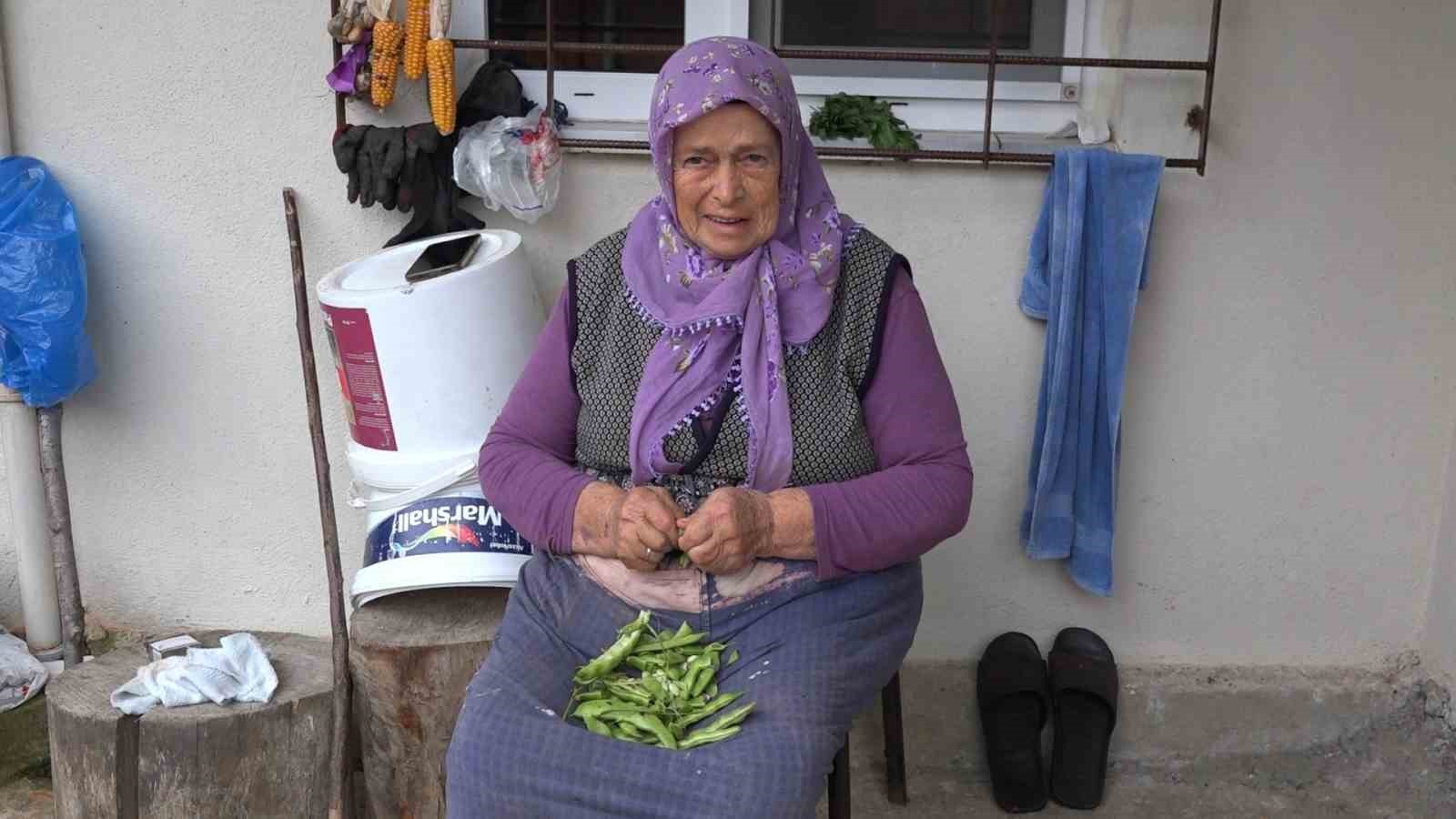 RİZE’DE AHŞAP BABA EVİNE KIYAMAYAN KARDEŞLER, YAPIYA ZARAR VERMEDEN YENİSİNİ HEMEN ARKASINDA İNŞA...