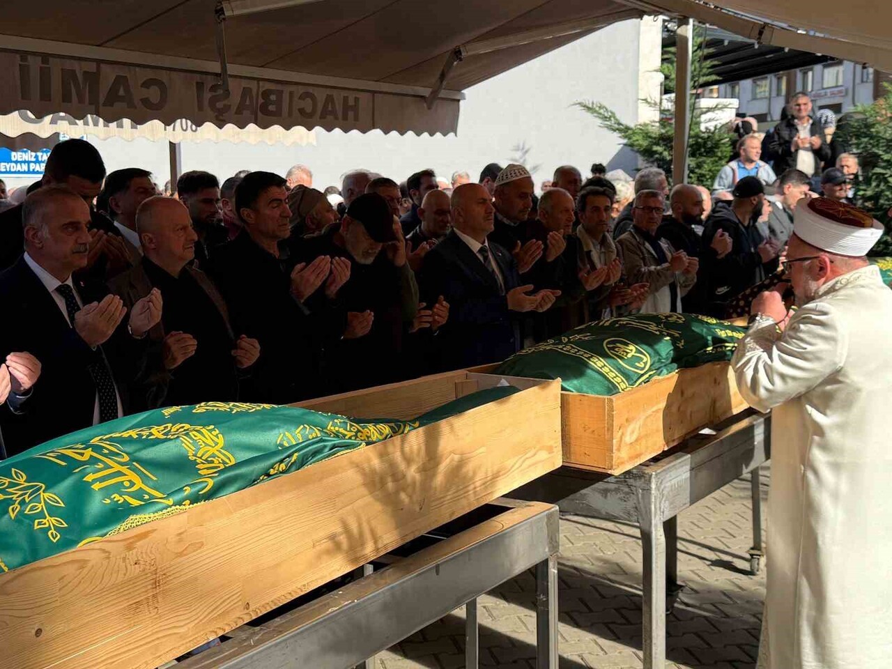 RİZE’NİN ÇAYELİ İLÇESİNE BAĞLI ERENLER KÖYÜNDE ARI KOVANLARINI YERLEŞTİRMEK İÇİN KULLANILAN AHŞAP...