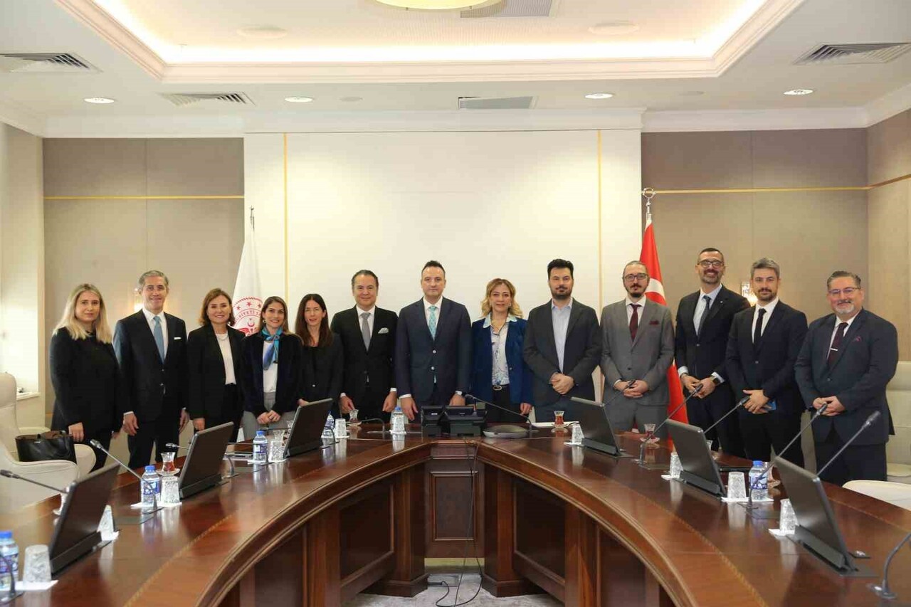 SAĞLIK BAKANLIĞI, ANKARA ÜNİVERSİTESİ VE SANOFİ TÜRKİYE İŞ BİRLİĞİNE GİTTİ. BU KAPSAMDA TEKNOLOJİ...