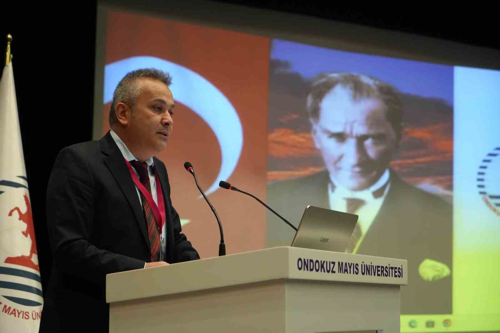 SAĞLIK BİLİMLERİ FAKÜLTESİ SOSYAL HİZMET BÖLÜM BAŞKANI PROF. DR. ERCÜMENT ERSANLI, SEMPOZYUMDA...