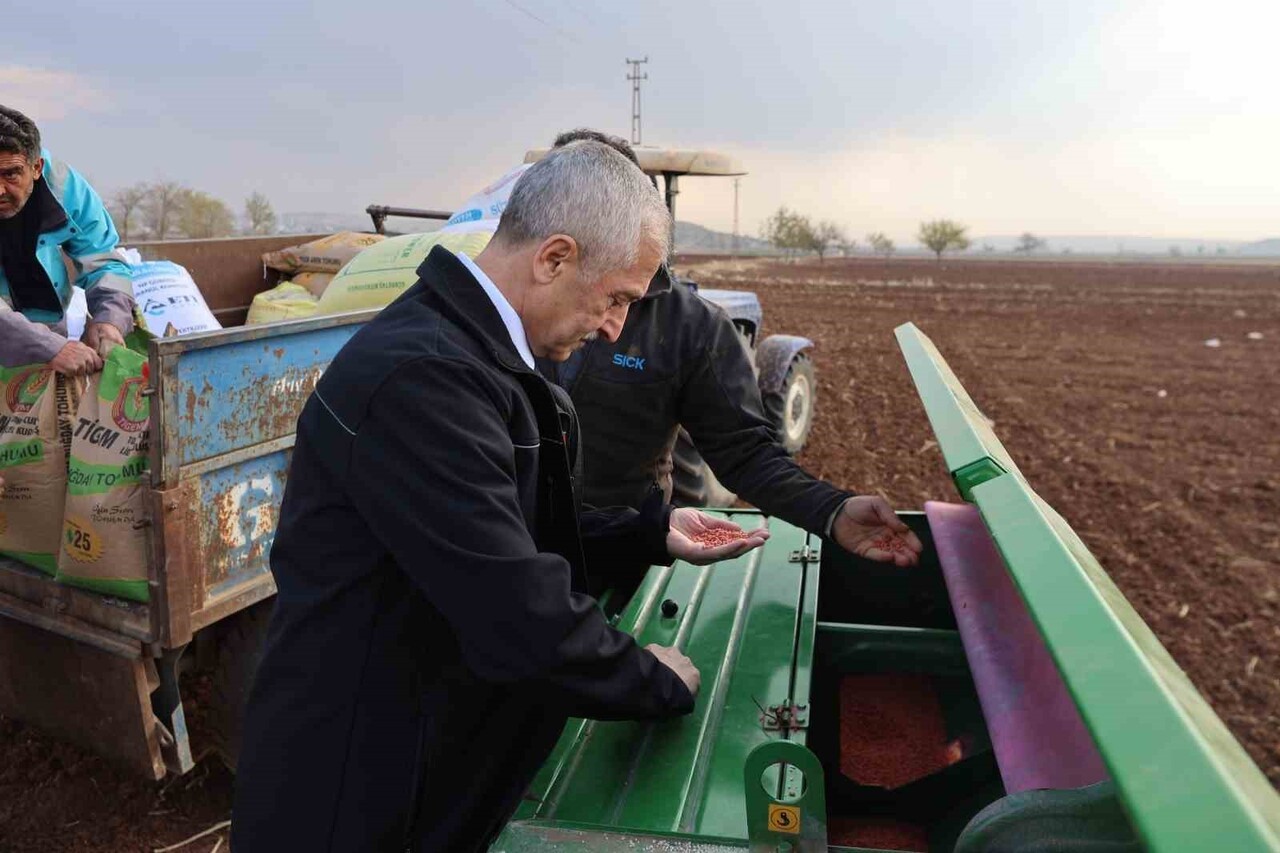 ŞAHİNBEY BELEDİYE BAŞKANI MEHMET TAHMAZOĞLU, ÇİFTÇİLERİN DESTEKLENMESİ İÇİN DAĞITTIĞI BUĞDAY...