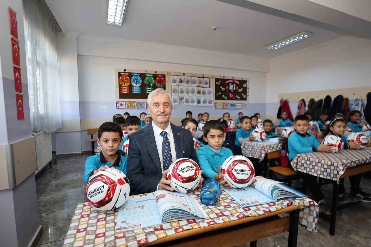 ŞAHİNBEY BELEDİYE BAŞKANI MEHMET TAHMAZOĞLU, TEMİZLİK SİZDEN TOP BİZDEN PROJESİ KAPSAMINDA...